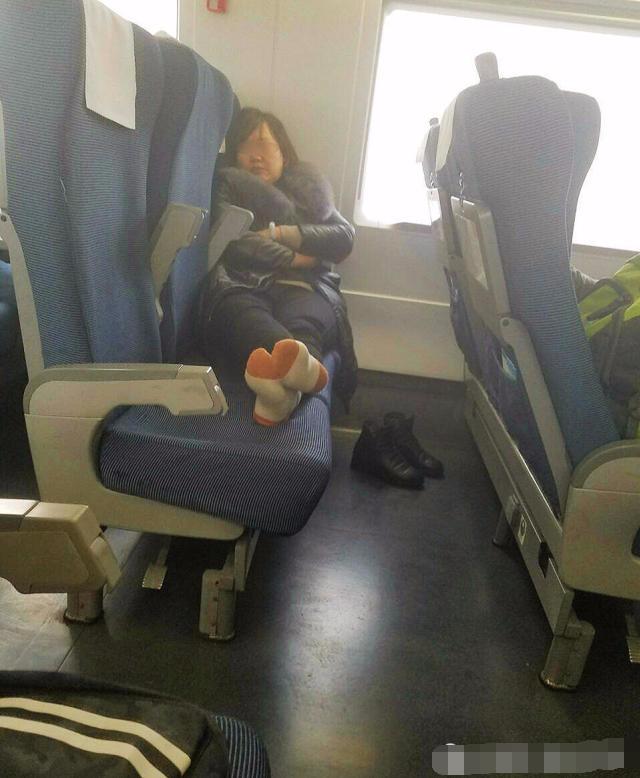 女子乘高铁一人占仨座脱鞋睡觉味太大网友太没素质