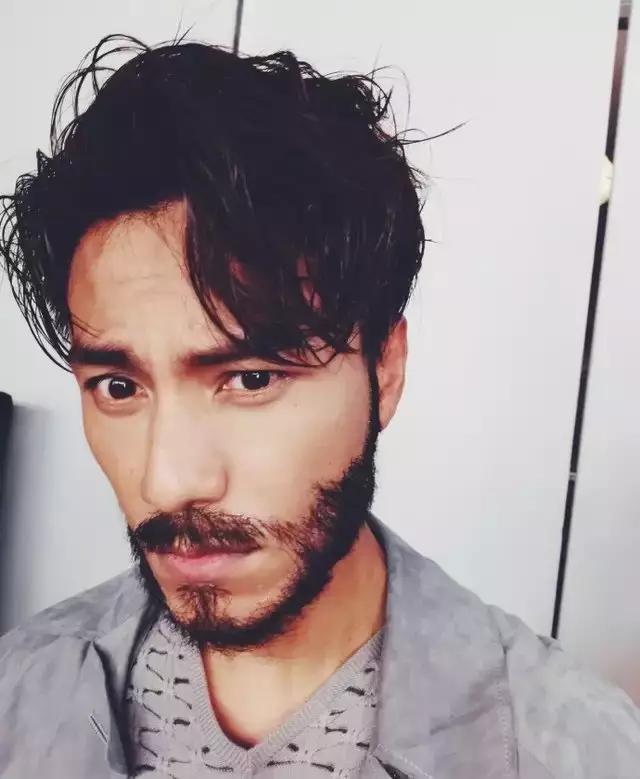 男星留起络腮胡更显成熟帅气,他却毁了所有,邓超简直是泥石流