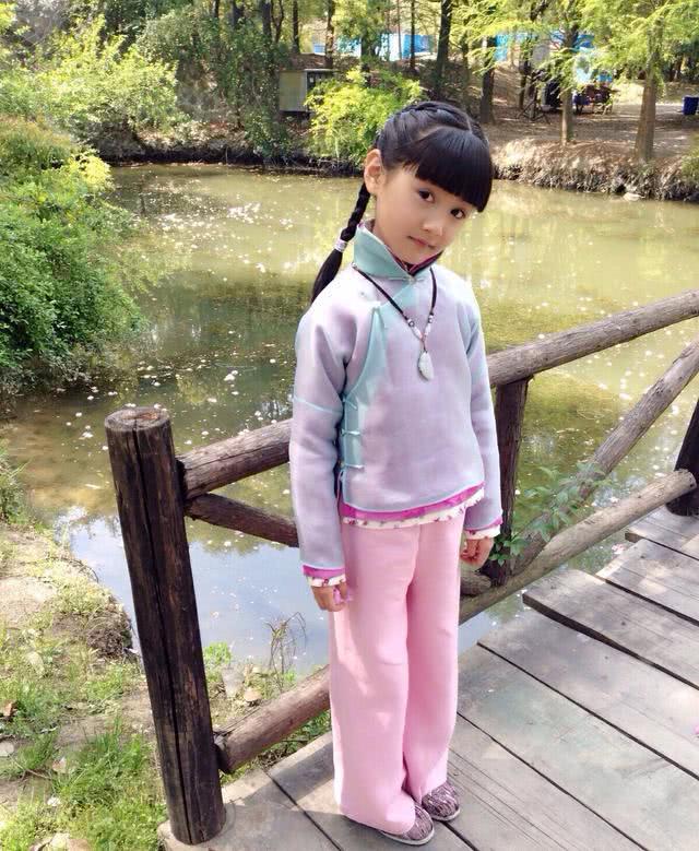 小龙女张籽沐长大后更漂亮了,更难得的是眼神依旧抓人!