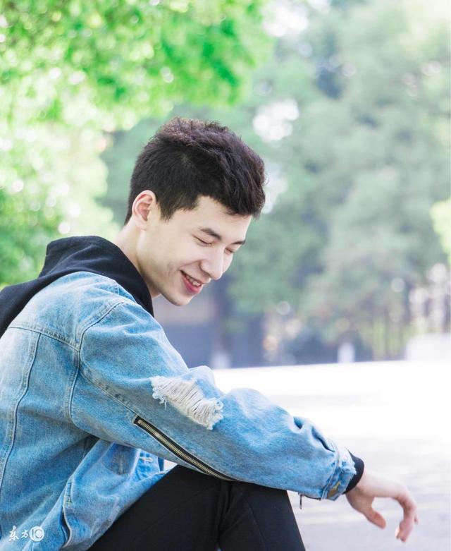 杨芳三年前嫁给了王帆,她们是在大学认识的,王帆多才多艺,在学校菏苘