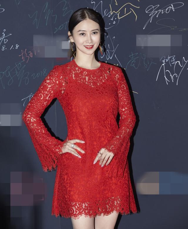 女神翁虹出现身全球跨年见面会 t台秀演绎了新时代女性的精神