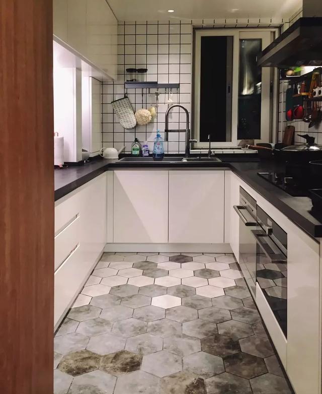 六角砖承包的入户厨卫空间是真漂亮