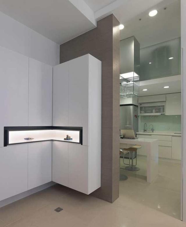 玄关鞋柜呈l型悬吊式中段还有展示空间,局部照明突显典雅清爽感.