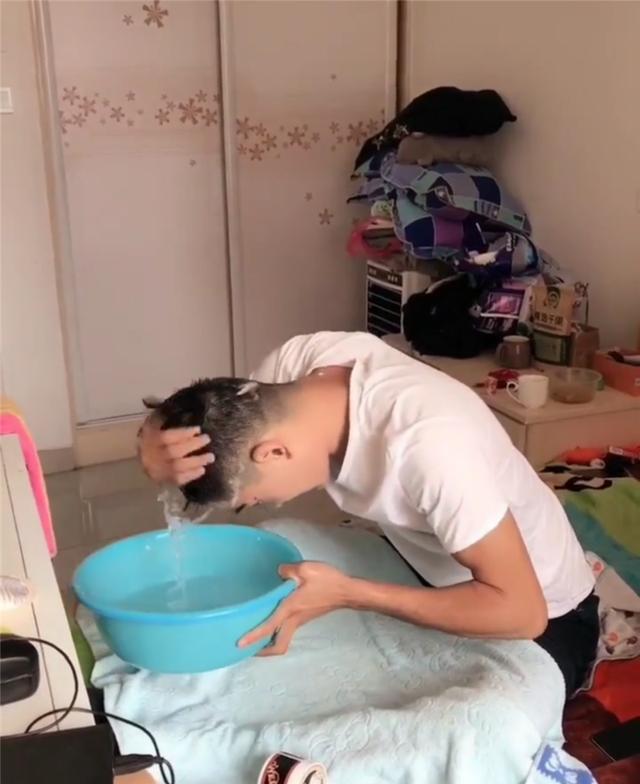 男子帅气阳光,可惜至今无工作无女友,只因高位截瘫