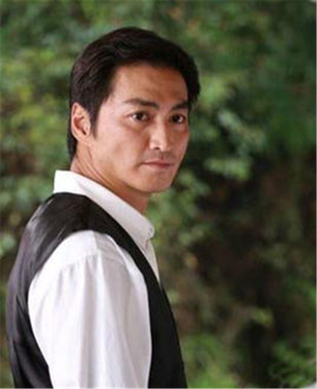 曾靠搬运尸体赚钱,后凭"展昭"一举成名,今49岁跑车出行成这般