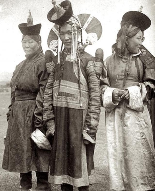 清末蒙古老照片:蒙古女贵族的样貌实在欣赏不了,官员还面露杀气