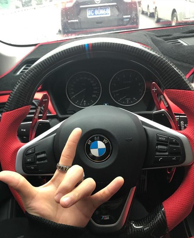 20岁骚年新提宝马x1就拿去全面改装,帅出了天际