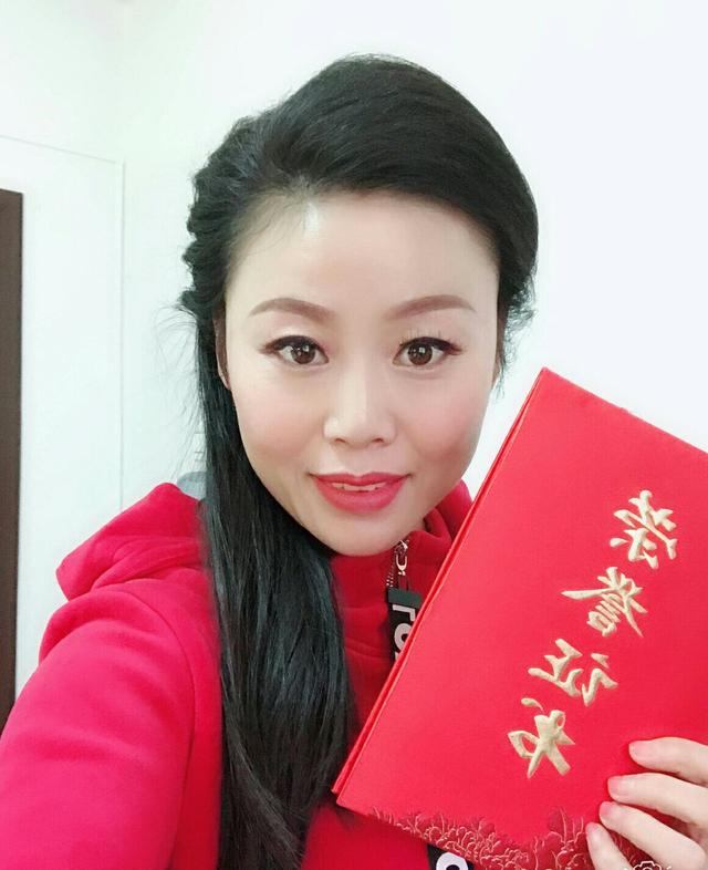 草帽姐惨遭封杀,现慰问困难群众试图挽回形象?