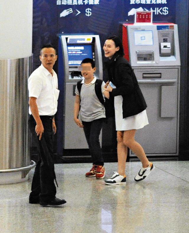 长孙女李燕宁(21岁,她还有两个17岁及13岁的妹妹李思颖,李燕容)的模样