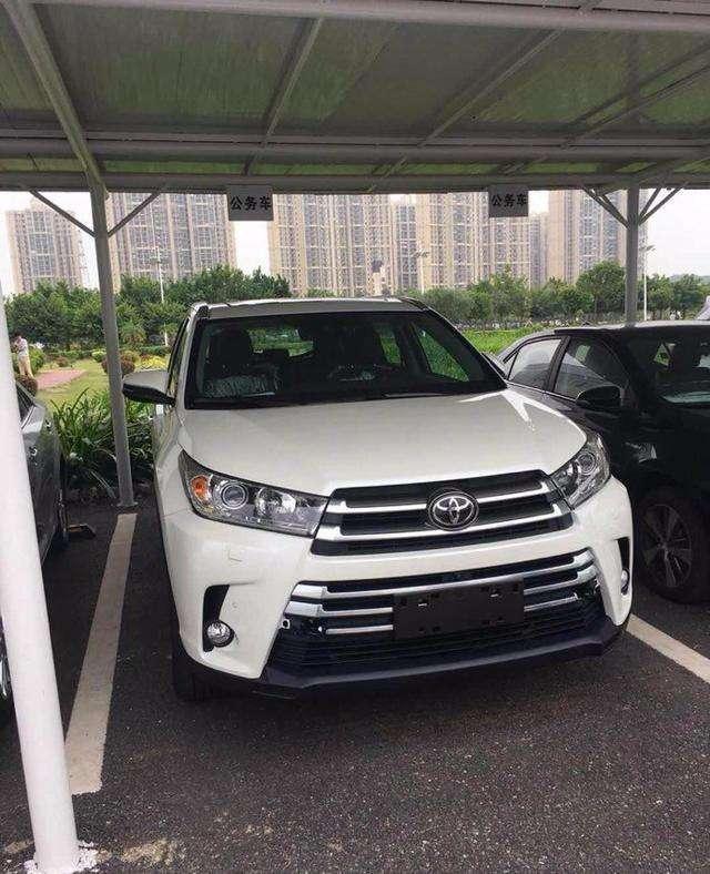 丰田汉兰达下线, 6座6年免审, 颜值翻倍, v6 8at动力