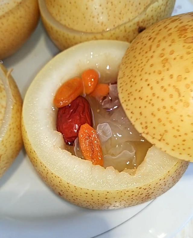 泡发好的红枸杞五颗,适量的银耳,然后倒入八分满的开水,盖上梨盖