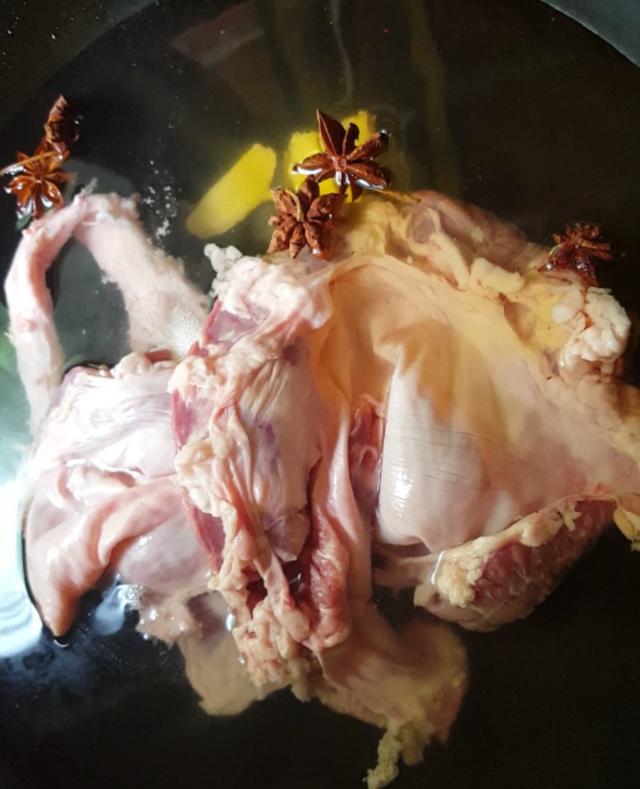 3,待稍微凉一点罗汉肉切片,切横丝4,拿一个碗调