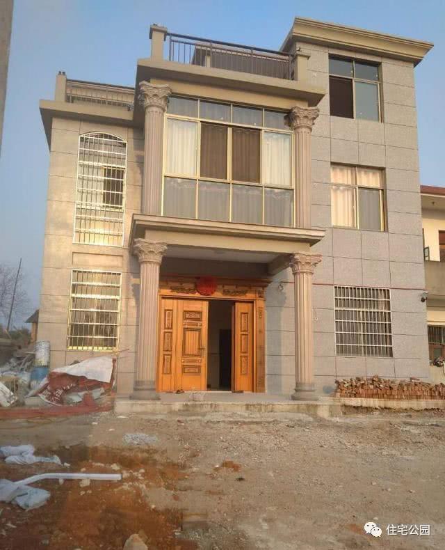 实拍12x12米农村自建房,6室3厅可住三代人,造价32万值吗?