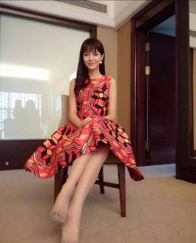 沈梦辰把自己穿成球还红配绿品味真是low爆了