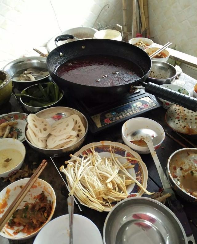 农村人自制火锅 吃起来比饭店的"实惠"