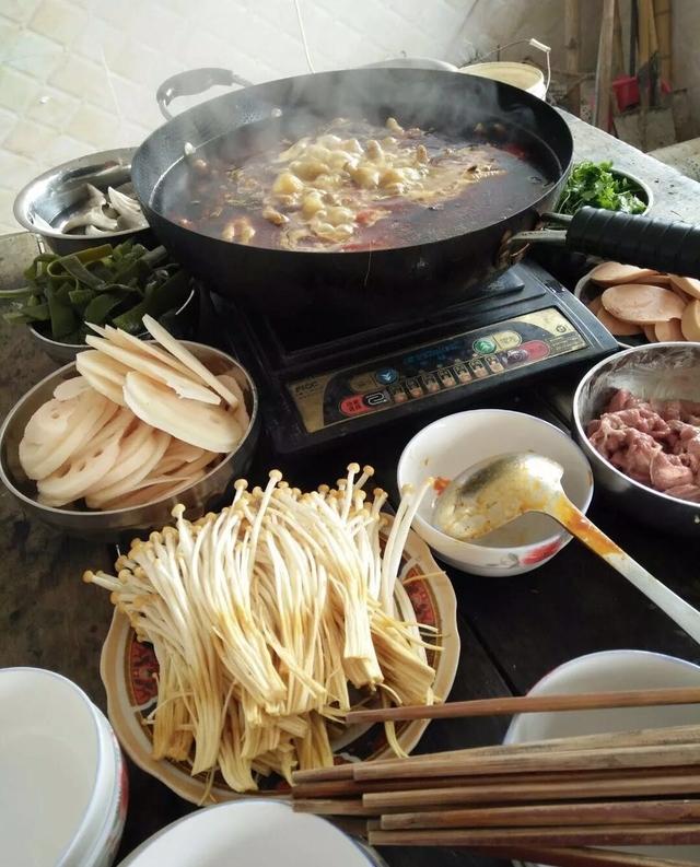 农村人自制火锅 吃起来比饭店的"实惠"