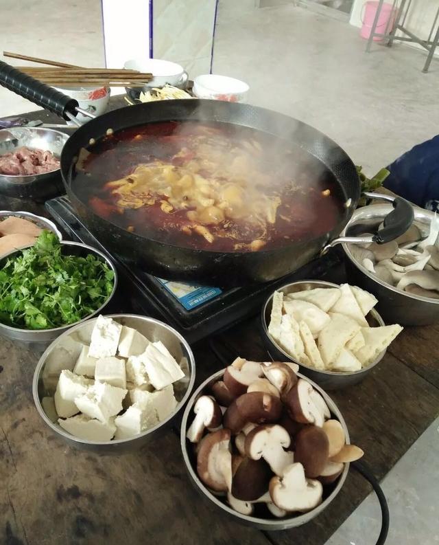 农村人自制火锅 吃起来比饭店的"实惠"