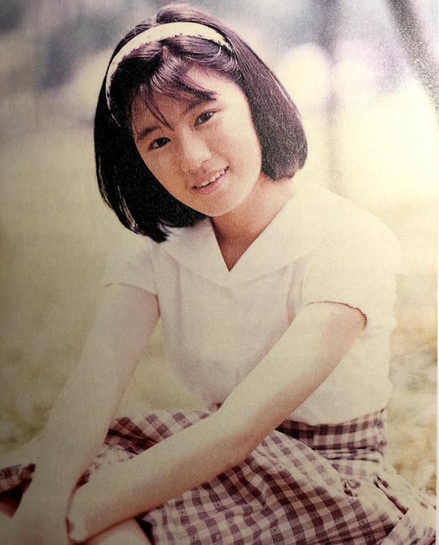 贾静雯罕见童年照曝光,跟女儿咘咘简直一模一样