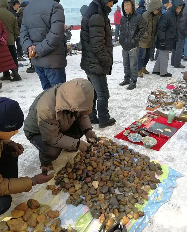 你是不是想知道,在这些地摊上要怎么才能买到好的石头呢?