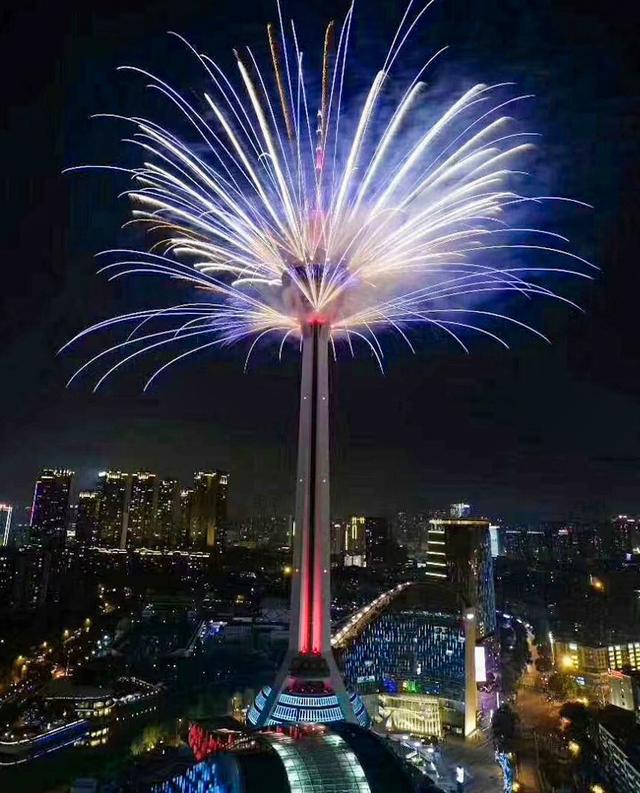 元宵夜 中国西部第一高塔变成一棵玲珑剔透的烟花树