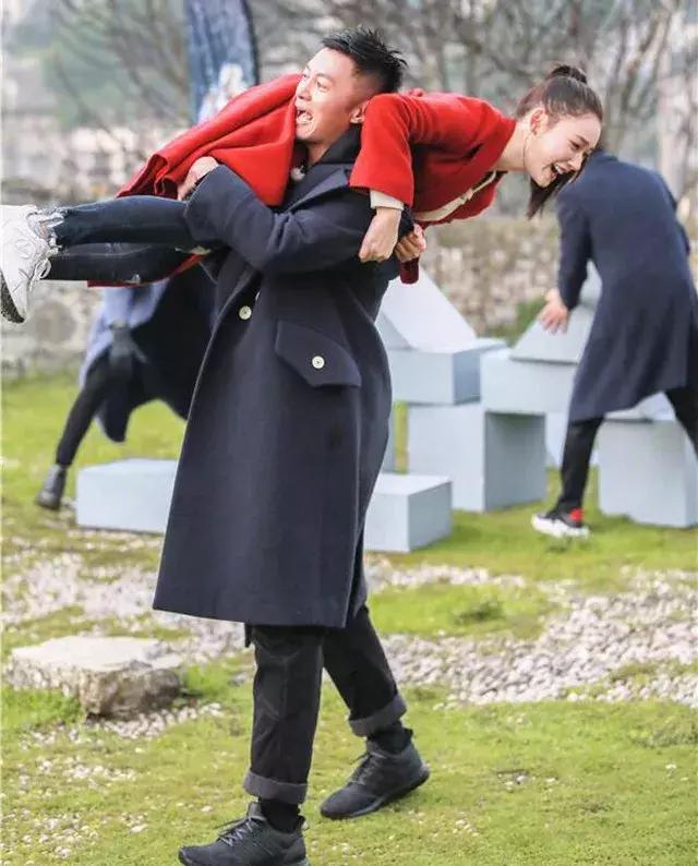 余文乐轻松扛起,不过之后的表情与动作出卖了他