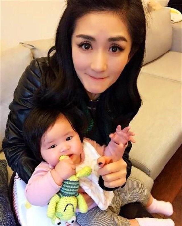 张杰谢娜晋升爸妈 双胞胎baby面容曝光!