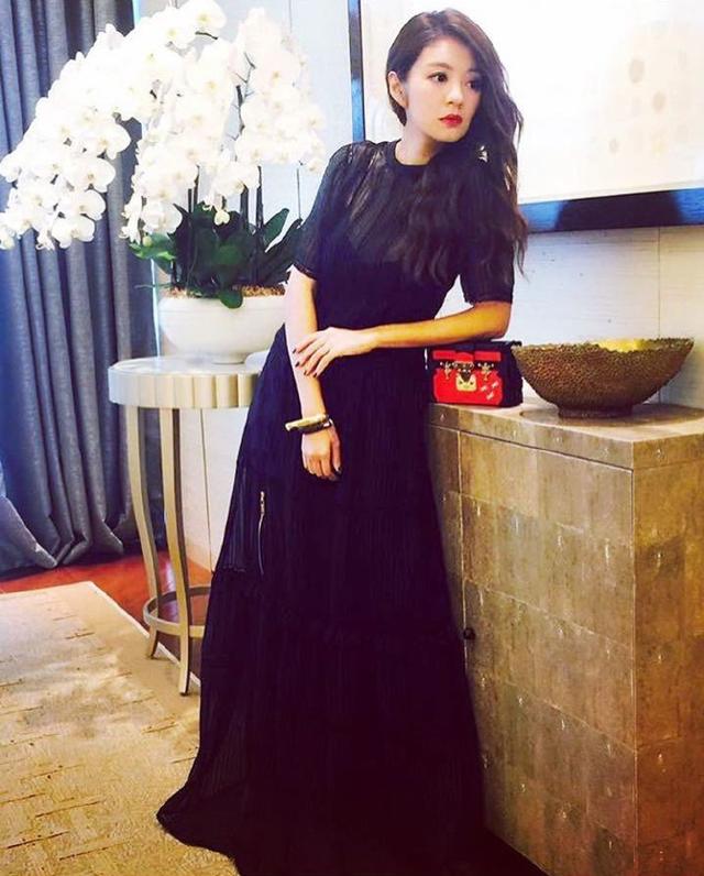 安以轩透视薄纱超短裙真空上阵,网友:结过婚