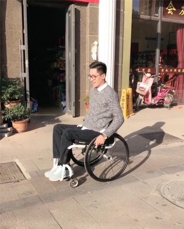 男子帅气阳光,可惜至今无工作无女友,只因高位截瘫