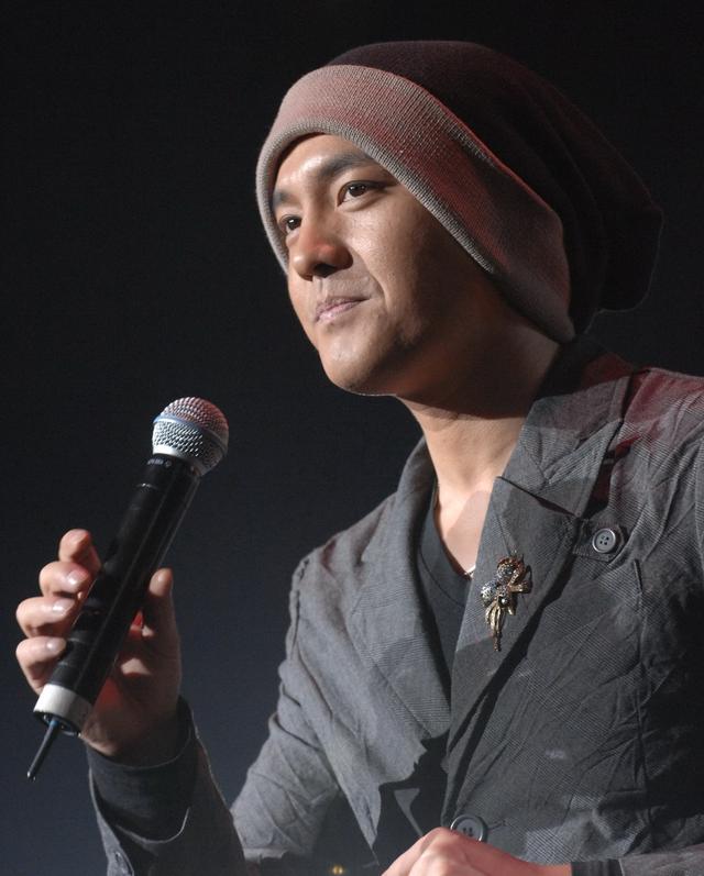 他凭借一首《求佛》红遍大江南北,如今却落得