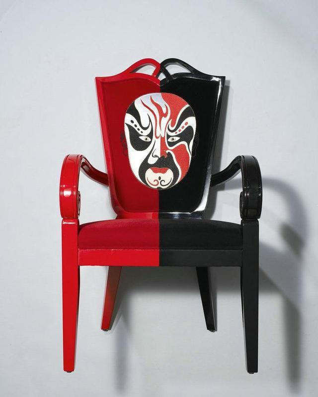 这远远超出了舞台应用的范围,足见脸谱艺术在人们心目中所占据的