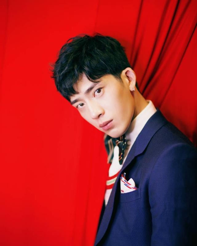 井柏然一身深蓝色西服套装亮相浙江卫视春晚开场 绅士范儿十足