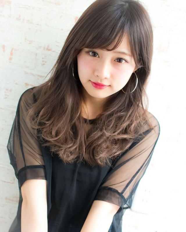 13款适合圆脸女生的中长发发型,大圆脸做这几款发型最显脸瘦!