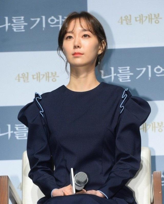 很久没有出席公开活动的李裕英提到金柱赫时,哽咽表示