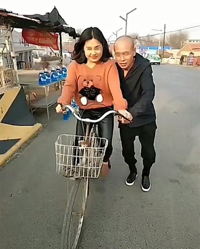 80后女孩嫁给了大自己20岁的老头,喜欢秀恩爱,总嫌老公太黏人