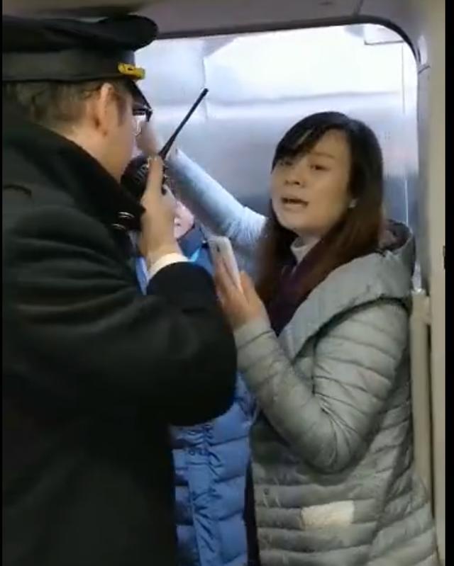今天,朋友圈被一条"女子阻拦高铁运行"的视频刷爆.