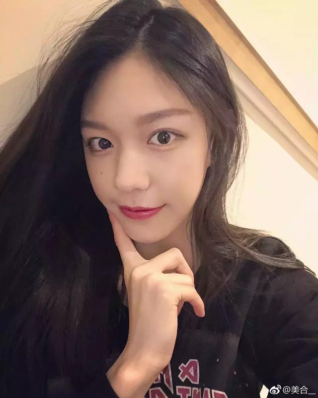 王文也和美合一起现身机场,美合离开了滤镜和美颜相机真的好丑!