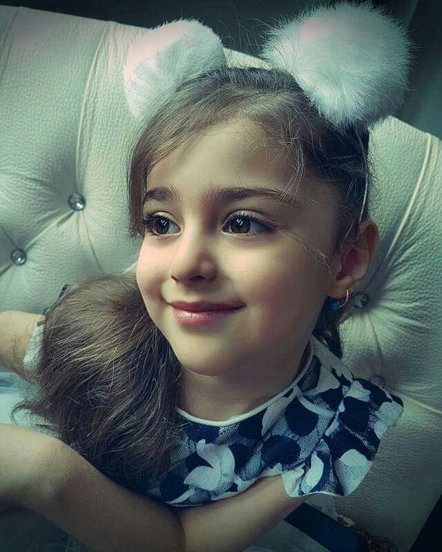 小名人了~深邃的五官,洋娃娃般的大眼睛,让人分不出这是真人还是假人