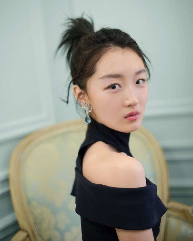 周冬雨扎小辫子的发型美翻了 一袭露肩长裙高贵优雅又性感甜美_新浪