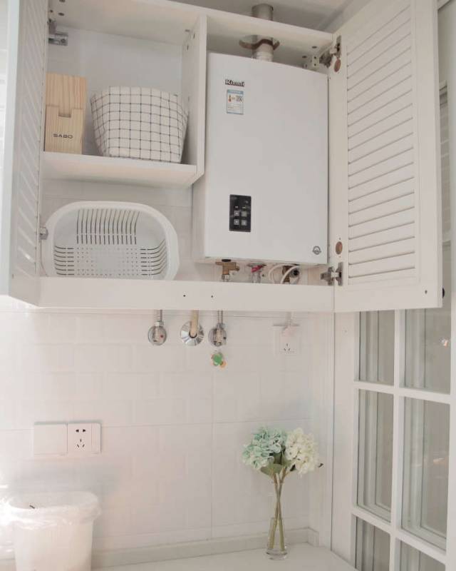 吊灯的暖光照在食物上显得更有食欲      热水器也包乳吊柜   柜底