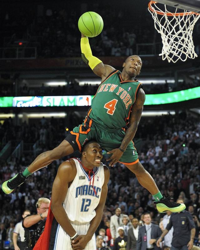 垂直弹跳1.1米!大帽姚明,隔扣奥尼尔 三夺扣篮王的劲爆后卫