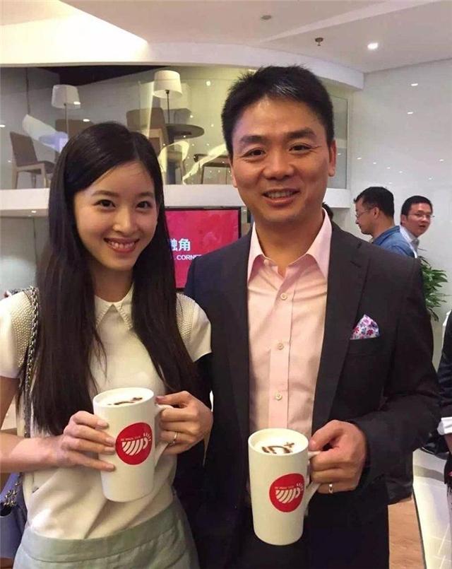 大家不知道的是,她本身家庭条件就十分优越,她的父亲是会斯通投资集团