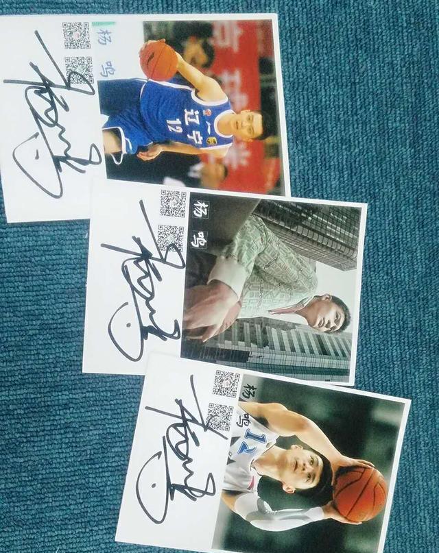 所有评论中,获赞数排在前三位的朋友,即是可以得到杨鸣签名照片的幸运