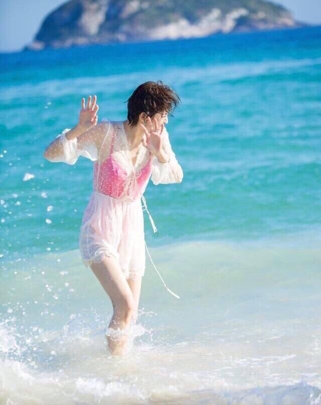 郑爽和娜扎穿同款泳装谁更美一眼就能看出来了