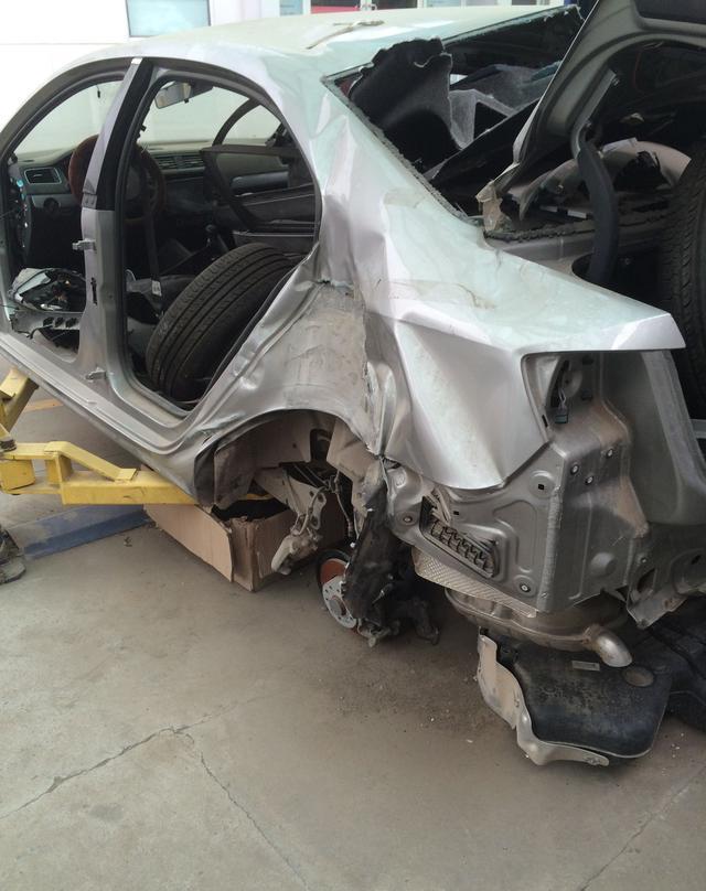 这一撞,检验了大众速腾的安全标准