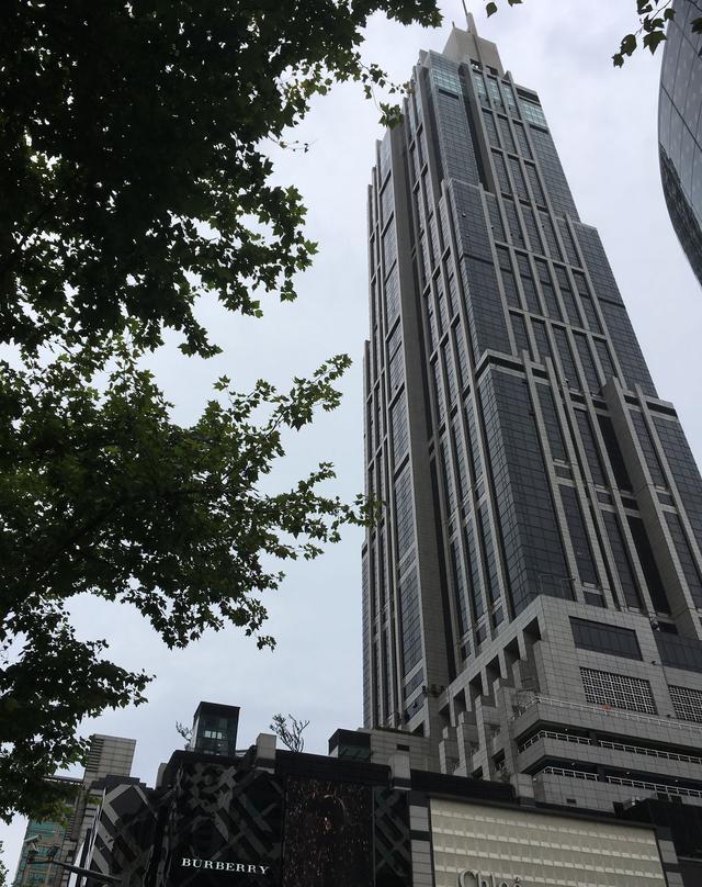 路口西北侧的充满文艺气质的k11大楼,沪上文青很喜欢此处