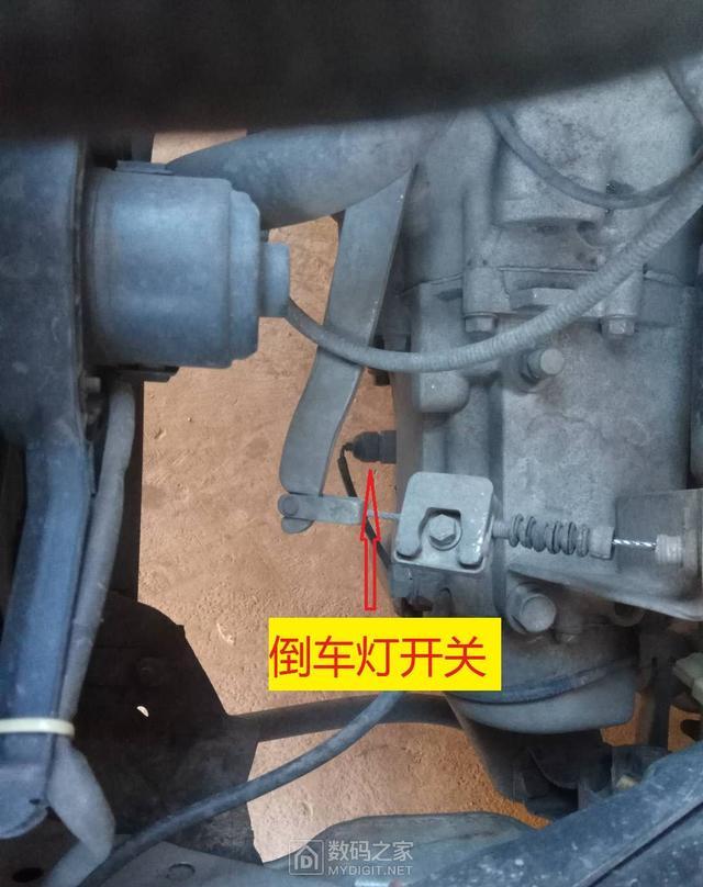 2,检查倒车灯开关,位于变速箱上,两线的,很好找.