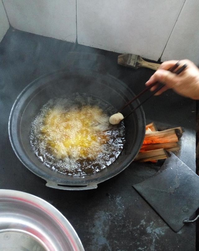 年味十足,看看农村人热闹的做饭场面,你吃过这样的美食吗