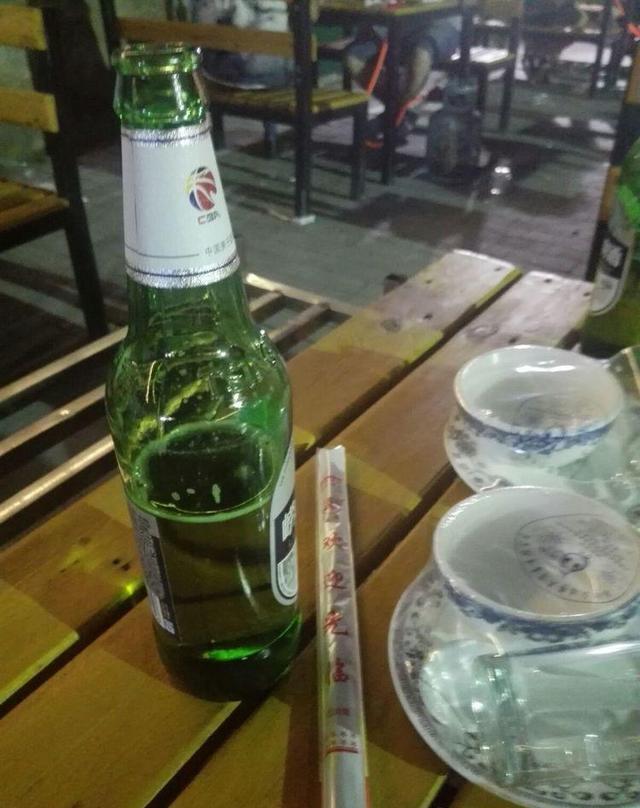 常说,喝白酒的人,一般比较豪爽;喝啤酒的人,大都比较大度;喝红酒的人