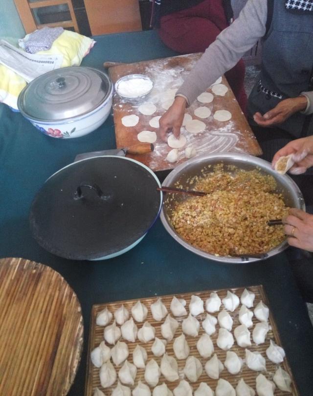 年味十足,看看农村人热闹的做饭场面,你吃过这样的美食吗