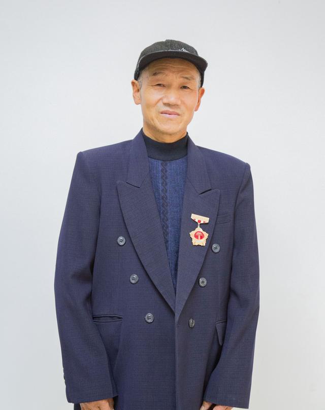 孙永高近照孙永高和老伴合影我们告别劳模孙永高时已近黄昏,夫妻俩和